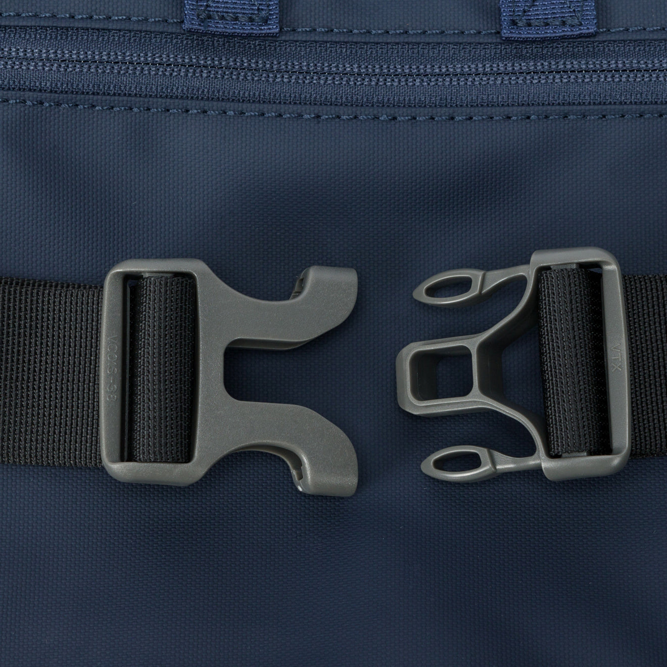 ​Elliker Fitts Sling Bag 2L Navy 