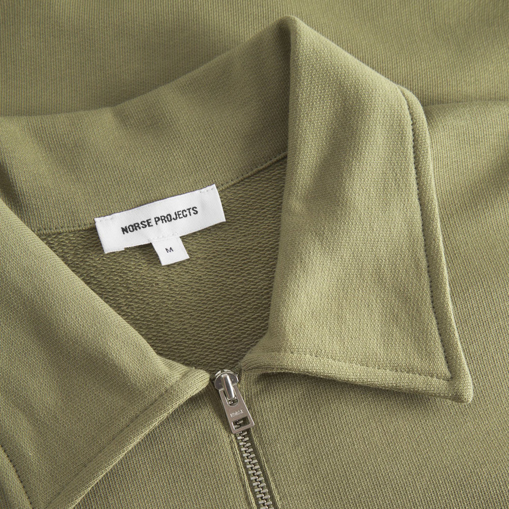Norse Projects Ketel Relaxed Organic Half Zip Moss Green - Parasol Store