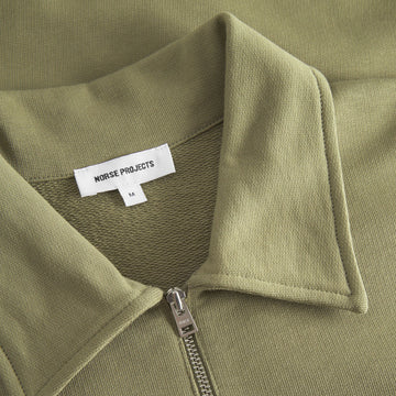 Norse Projects Ketel Relaxed Organic Half Zip Moss Green - Parasol Store