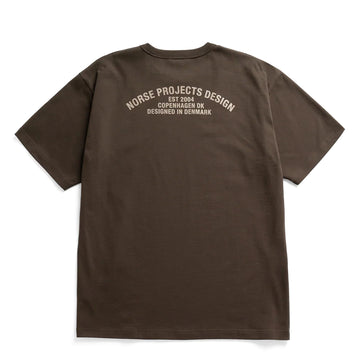 Norse Projects Snekkersten Organic Arch Print T-Shirt Delicioso Brown