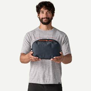 Patagonia Black Hole Cube 6L Smolder Blue w/Amanita Red